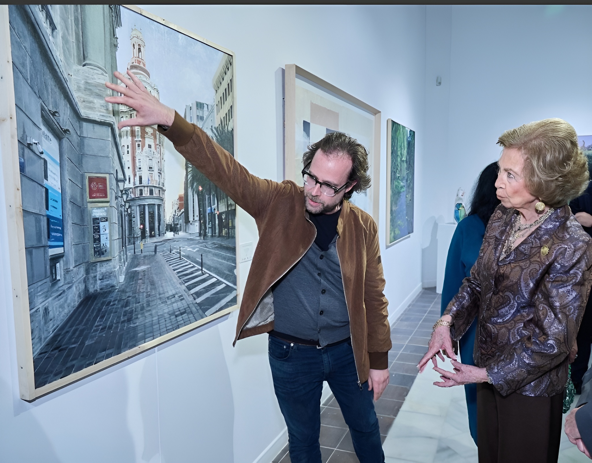 Diego Peribañez muestra a Sofía de Grecia su cuadro Calle las Barcas, seleccionado por el Premio Reina Sofía